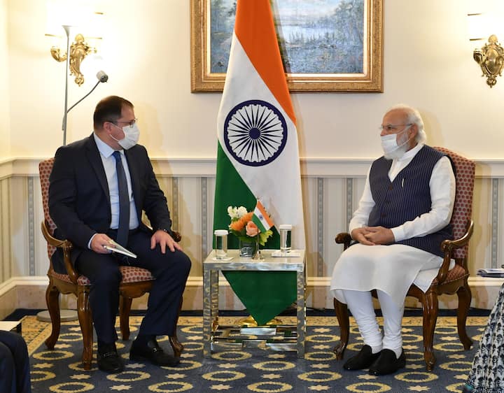 पीएम मोदी ने अपनी यात्रा के पहले दिन क्वालकॉम के मुख्य कार्यकारी अध्यक्ष (सीईओ) क्रिस्टियानो ई एमन के साथ बैठक की. इसके बाद पीएम अडोब के शांतनु नारायण, फर्स्ट सोलर के मार्क विडमर, जनरल एटॉमिक्स के विवेक लाल और ब्लैकस्टोन के ए श्वार्जमैन से मिले. (फोटो-पीएम मोदी और क्रिस्टियानो ई एमन)