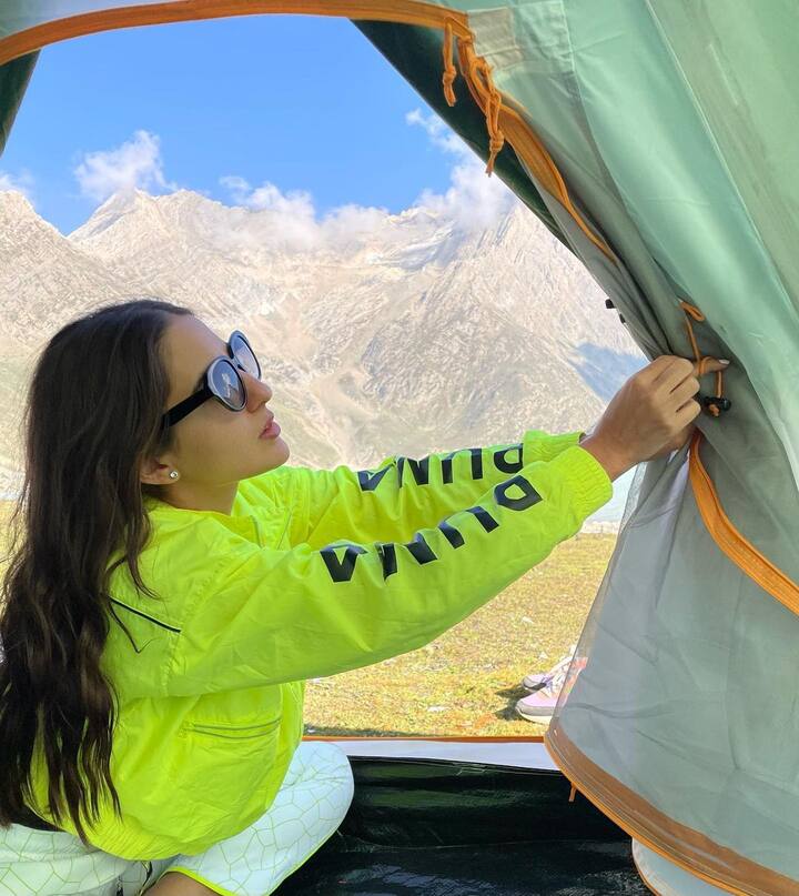 कश्मीर पहुंचीं सारा अली खान ने शेषनाग लेक से अपनी तस्वीरें शेयर की थीं जिसमें वो टेंट हाउस में नजर आ रही थीं.