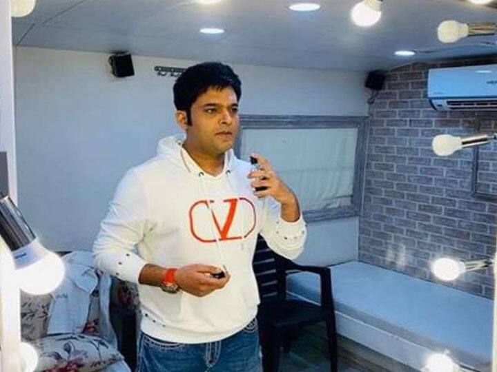 कपिल शर्मा की वैनिटी वैन काफी महंगी है. कपिल की वैनिटी वैन भी दिलीप छाबड़िया ने डिजाइन किया है और अफवाहों के अनुसार, उनकी वैनिटी वैन बॉलीवुड के बाकी सेलेब्स की तुलना में सबसे महंगी है. उनकी वैनिटी पूरी तरह से एयर कंडीशनर है. चारों ओर एलईडी लाइट्स हैं.