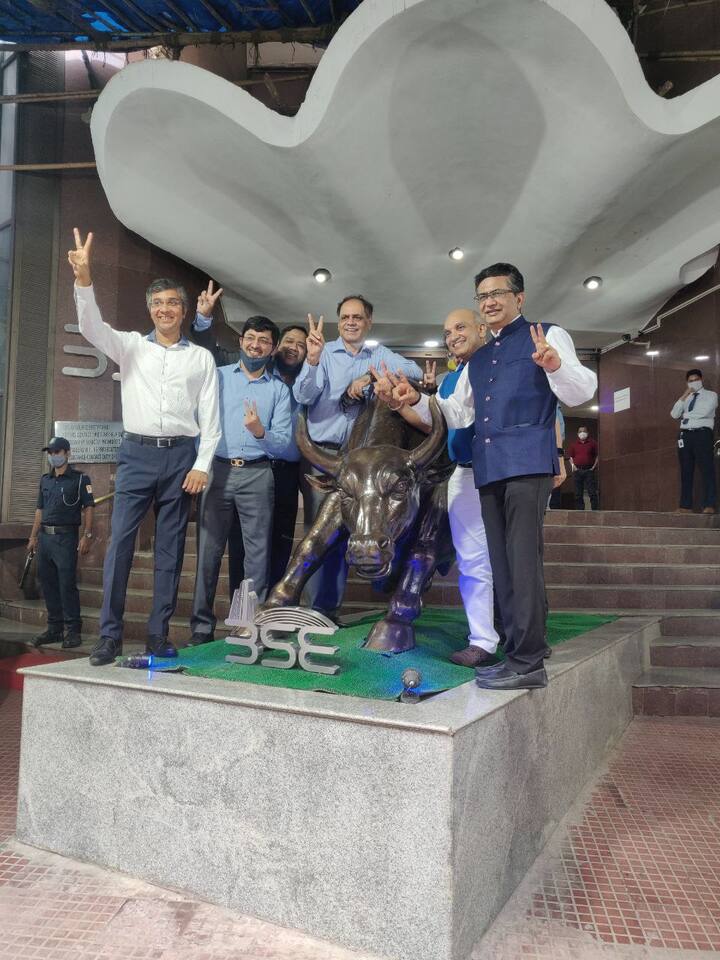 दिवसभरातल्या ट्रेडिंगमध्ये सेन्सेक्सने 448 पॉईंट्सची उसळी घेत 60333 ची उच्चांकी पातळी गाठली होती तर निफ्टीने 17947 ने पातळी गाठली.. दुपारच्या सत्रानंतर सेन्सेक्समध्ये चढउतार कायम होते.  सेन्सेक्सने आज दिवसभरात गाठलेली पातळी आजवरची सर्वोच्च आहे.