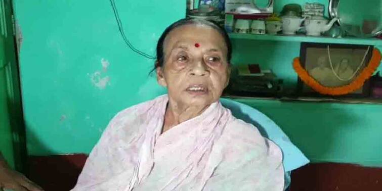 Behala: Man flew away from hospital after cheated elderly woman Behala: সাহায্যের নামে কেপমারি, হাসপাতাল থেকে বৃদ্ধার টাকার ব্যাগ ও সোনার কানের দুল নিয়ে চম্পট অভিযুক্ত