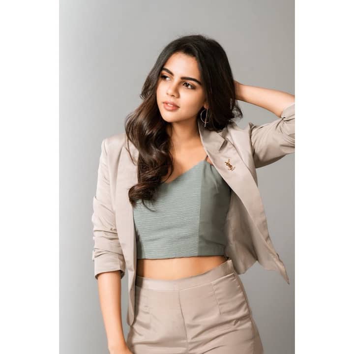 మలయాళంలో ‘వరణే అవశ్యముందే’, ‘హృదయం’, ‘బ్రో డాడీ’ సినిమాల్లో నటించారు.