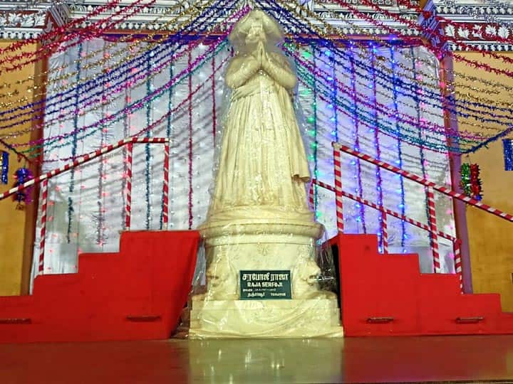 District Collector honored on the 244th birthday of King Sarapoji who ruled Thanjavur தஞ்சையை ஆண்ட சரபோஜி மன்னருக்கு ஆங்கிலேயர்கள் வைத்த சிலைக்கு மாவட்ட ஆட்சியர் மரியாதை