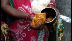 Domjur: ত্রাণ শিবিরে বিলি করা খাবার খেয়ে অসুস্থ পাঁচ শিশু-সহ আট জন | Bangla News