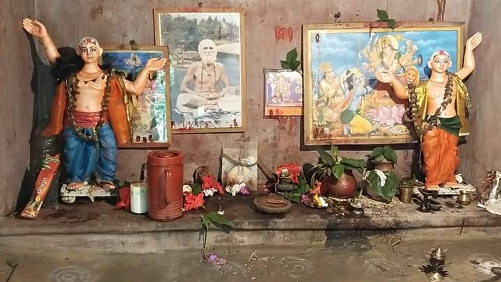 স্থানীয়দের কাছে শোনা যায়, এক সাধু এই গুহায় বসে ধ্যান করতেন। তিনিই এই পুজোর- কথা বলে গেছিলেন।