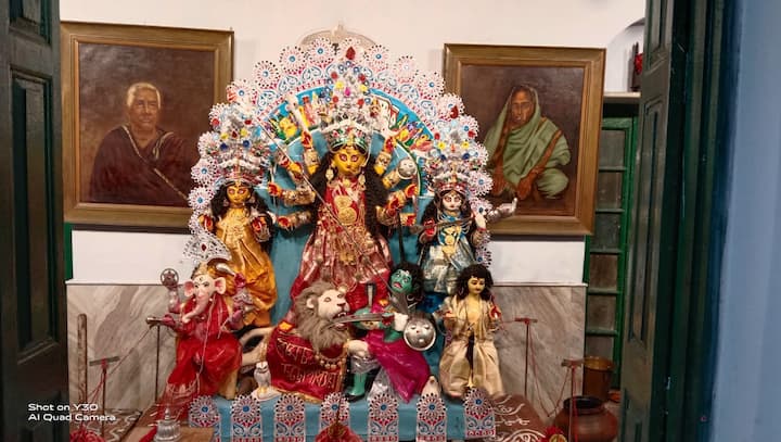 ১৬০ বছর পেরিয়ে গিয়েছে এই পরিবারের পুজোর। পরিবারের অন্যতম প্রবীণ সদস্য অর্ধেন্দু চট্টোপাধ্যায় জানালেন,এই বাড়িতে কাঠামোপুজো অনুষ্ঠিত হয় জন্মাষ্টমী তিথিতে। একটি গরান গাছের ডাল দিয়ে পুজো করা হয় কাঠামো। সেই ডাল প্রতিমার সঙ্গেই নিরঞ্জন হয়।