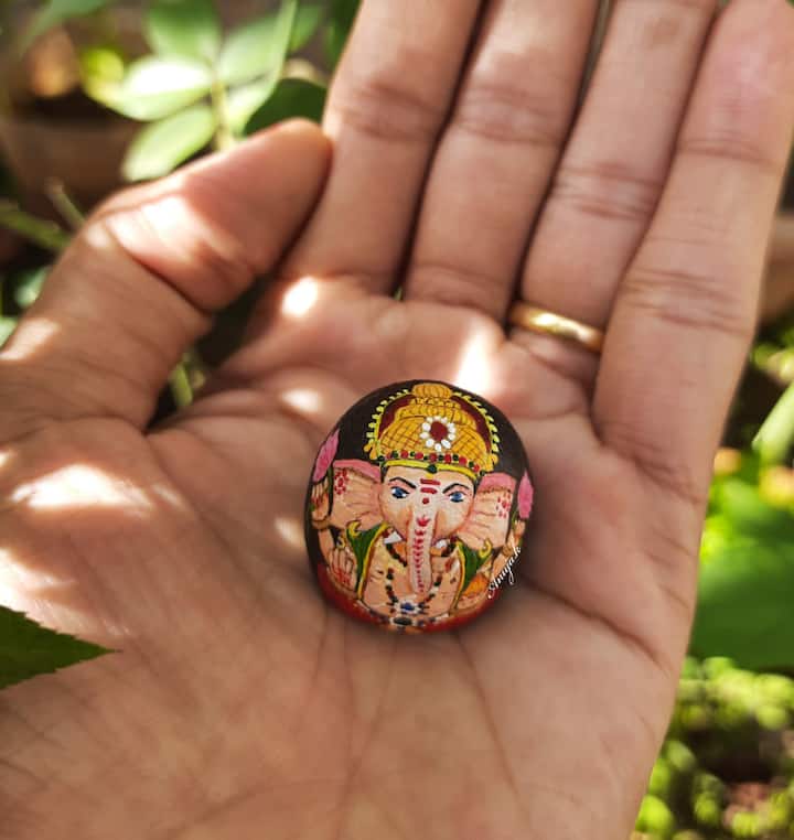 मला शाळेत असल्यापासून ड्रॉईंगची खूप आवड आहे. माझं अभिनव कॉलेज मध्ये 