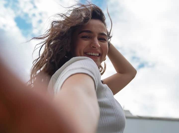 आलिया भट्ट (Alia Bhatt) सोशल मीडिया पर काफी एक्टिव हैं और अपनी इन्स्टाग्राम पोस्ट के जरिए फैन्स को अपनी लाइफ की झलक दिखाती रहती हैं. हाल ही में आलिया ने अपनी कुछ तस्वीरें शेयर की हैं जो कि फैन्स का दिल जीत रही है. इन तस्वीरों में आलिया मुस्कुराती हुई पोज़ करती दिख रही हैं और ऊपर नीला आसमान दिखाई दे रहा है.