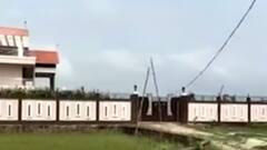 Mahant Narendra Giri के मठ के पास लड्डू बेचने वाला आलीशान बंगले का मालिक ?| Hindi News