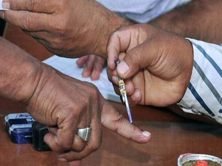 maharashtra local body election cold hits voting turnout in konkan region Local Body Election : सिंधुदुर्ग नगरपंचायत निवडणूक; थंडीमुळे मतदानाला सकाळच्या सत्रात अल्प प्रतिसाद