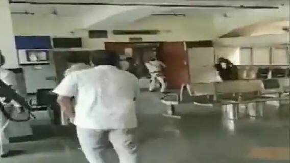 Delhi Court Firing: দিল্লির রোহিণী আদালতের মধ্যেই গ্যাংওয়ার, পুলিশের পাল্টা গুলিতে ২ আততায়ীর মৃত্যু| Bangla News