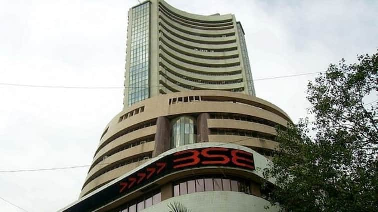 Stock Market Updates: Market starts on red mark, Sensex falls 158 points below 57,650