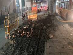 Delhi News: दिल्ली के नवादा में 12 फीट गहरी धंस गई सड़क, मेयर ने दिल्ली सरकार पर लगाया इल्ज़ाम