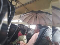 बसच्या टपावरुन गळणाऱ्या पाण्यात छत्रीचा आधार घेत प्रवास, फोटो समाज माध्यमांवर व्हायरल