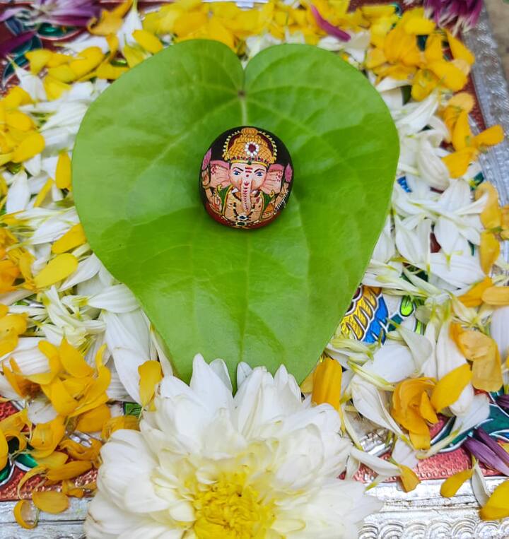 सुपारीवरील हा बाप्पा फारच आकर्षक दिसतोय. अनुजा यांच्या या कलेचं सर्व स्तरांतून कौतूक होत आहे.