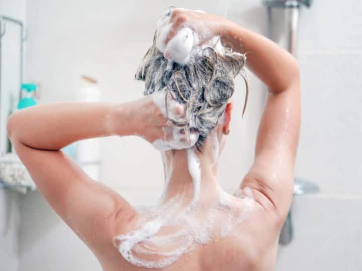 बाल धोने की ये 5 गलतियां आपको बना सकती है गंजा, भूलकर भी ये काम न करें
