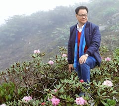 Watch: కేంద్ర మంత్రి కిరణ్ రిజుజు నోట... బాలీవుడ్ పాట... నెటిజన్లు ఫిదా