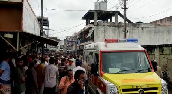 Rajkot : ઉપલેટાની કટલેરી બજારમાં બ્લાસ્ટ થતાં મચી ગઈ નાસભાગ, પિતા-પુત્રનું મોત Rajkot : ઉપલેટાની કટલેરી બજારમાં બ્લાસ્ટ થતાં મચી ગઈ નાસભાગ, પિતા-પુત્રનું મોત