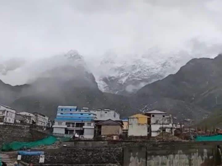 Kedarnath Dham: भारी बारिश और बर्फबारी में भी दर्शन के लिए केदारनाथ धाम पहुंच रहे लोग