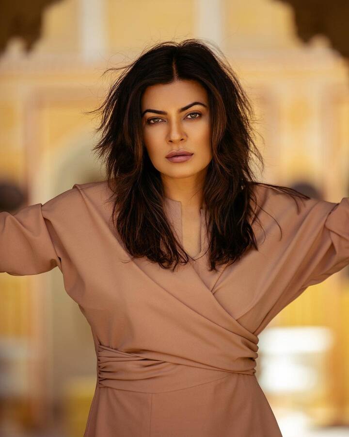 Sushmita Sen: सुष्मिता सेन भी 1994 में मिस यूनिवर्स रह चुकी हैं. जिसके 2 सालों बाद उन्होंने बॉलीवुड में एंट्री की थी और फिर ऐसी छाई कि इंडस्ट्री की टॉप एक्ट्रेस बन चुकी हैं. (फोटो – सोशल मीडिया)