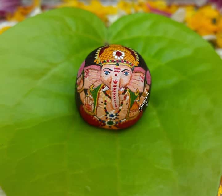 पुण्यातील अनुजा चैतन्य जोशी (कुलकर्णी) यांनी सुपारीवरील बाप्पा साकारला आहे.