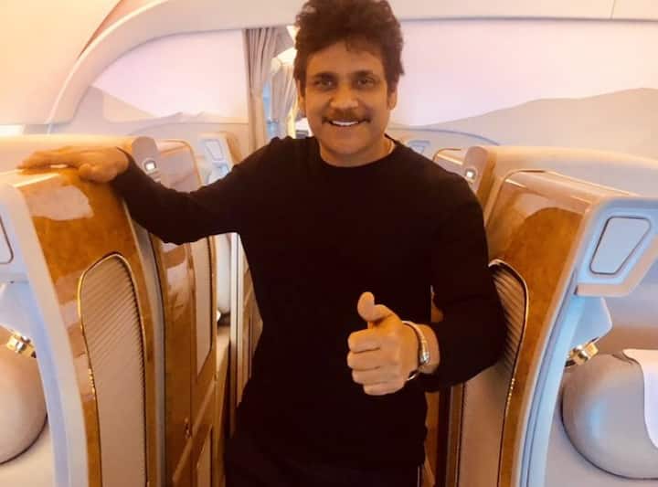 अक्किनेनी नागार्जुन : साउथ सिनेमा का बड़ा नाम अक्किनेनी नागार्जुन अपनी बेहतरीन फिल्मों के साथ ही ग्लैमरस लाइफस्टाइल के लिए भी जाने जाते हैं. नागार्जुन के पास ना सिर्फ एक से एक महंगी लग्ज़री गाड़ियों का कलेक्शन है बल्कि एक्टर के पास खुद का एक प्राइवेट जेट भी है. प्राइवेट जेट से छुट्टियां बिताने गए नागार्जुन की तस्वीरें एक समय काफी वायरल हुईं थीं.