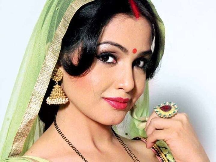 अंगूरी भाभी : शो में अंगूरी भाभी का किरदार काफी समय से शुभांगी अत्रे निभा रही हैं. मीडिया रिपोर्ट्स की मानें तो शुभांगी को एक दिन की शूटिंग के लिए 40 हज़ार रुपए मिल जाते हैं.