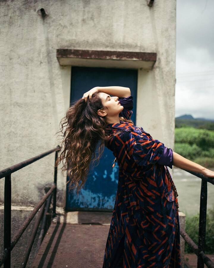 फातिमा सना शेख एक स्टनर हैं और उन्होंने अपने ऑल-वेलवेट आउटफिट से ये साबित कर दिया है. वेलवेट हमेशा ही ट्रेंड में रहता है और फातिमा को ये बात बखूबी पता है. फातिमा ने अपने फैंस को दिखाया कि वेलवेट आउटफिट में सुपर स्टाइलिश कैसे दिखना है.