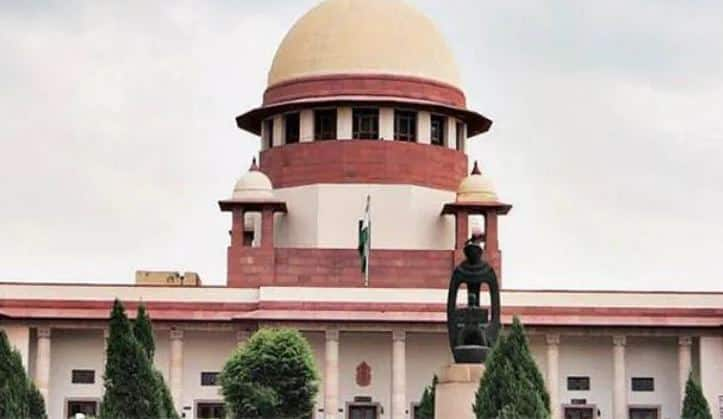 sc stays kerala high court proceedings over centre 10 pc reservation to ews કેરળ હાઇકોર્ટમાં આર્થિક રીતે નબળા વર્ગ માટે અનામતને પડકારતી અરજીની સુનાવણી પર સુપ્રીમ કોર્ટે રોક લગાવી