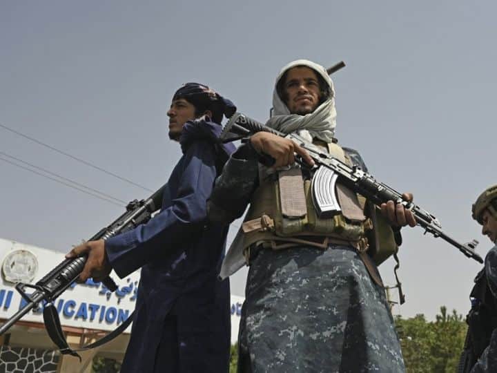 Afghanistan Crisis: तालिबान राज में जूते पॉलिश करने को मजबूर हुई ये महिला टीचर