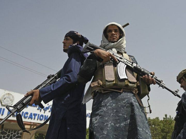 Afghanistan Taliban fighters entered Kabuls gurdwara destroyed CCTV cameras and took many people hostage Afghanistan: काबुल के गुरुद्वारे में घुसे तालिबानी लड़ाके, कई लोगों को बंधक बनाया-CCTV भी  किए नष्ट