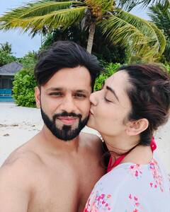 Honeymoon Photos: हनीमून पर एक दूसरे के बाहों में खोए KISS करते दिखे Disha Parmar-Rahul Vaidya, पत्नी की खूब तस्वीरें कर रहे हैं क्लिक