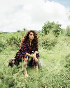 Fatima Sana Shaikh का नया अंदाज़ देखा आपने? सीखें कैसे Velvet Blaze और Pants Set में दिखना हैं Super Stylish