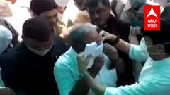 केंद्रीय मंत्री ज्योतिरादित्य शिंदेंनी स्वत: लावलेला मास्क अनुप मिश्रांना दिला, हे कितपत योग्य?