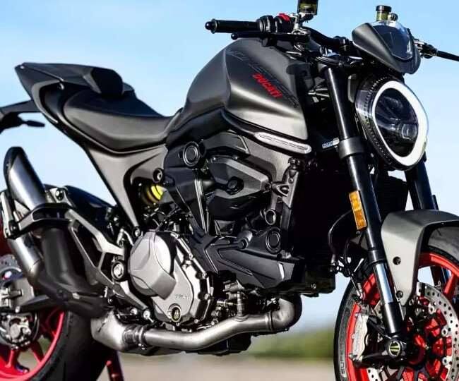 ਡੁਕਾਤੀ ਦੇਹ 25 ਸਾਲ ਪੁਰਾਣਾ ਮੌਨਸਟਰ ਬ੍ਰਾਂਡ ਨੂੰ ਪੂਰੀ ਦੁਨੀਆ ਵਿੱਚ ਬਹੁਤ ਪਸੰਦ ਕੀਤਾ ਜਾਂਦਾ ਹੈ। ਕੰਪਨੀ ਦਾ ਦਾਅਵਾ ਹੈ ਕਿ ਡੁਕਾਤੀ ਦੀ ਨਵੀਂ ਰੇਂਜ ਬਹੁਤ ਹਲਕੀ ਤੇ ਕਾਂਪੈਕਟ ਹੈ, ਜੋ ਵਧੀਆ ਸਵਾਰੀ ਅਨੁਭਵ ਪ੍ਰਦਾਨ ਕਰੇਗੀ। ਆਓ ਜਾਣਦੇ ਹਾਂ ਇਸ ਦੇ ਫੀਚਰਸ ਬਾਰੇ।