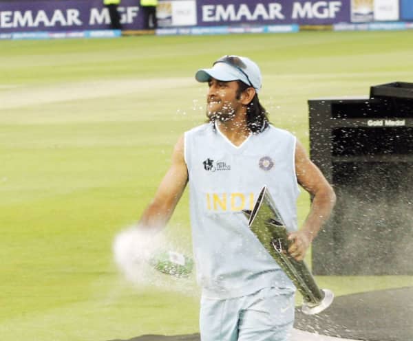 தென்னாப்ரிக்காவில் நடைபெற்ற முதல் டி-20 உலகக்கோப்பை தொடரின் இறுதி போட்டியில் பாகின்ஸ்தானை வென்ற இந்திய அணி, கோப்பையை தட்டிச் சென்றது.