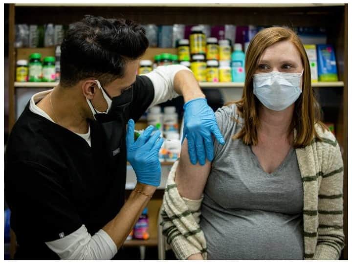 Vaccinated pregnant women pass antibodies to their babies reveals study प्रेगनेंसी के दौरान कोविड वैक्सीन लगवाने से बच्चे में ट्रांसफर होती है एंटीबॉडीज, रिसर्च