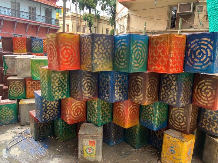 ভোজ্য তেল ও জ্বালানি তেলের মূল্যবৃদ্ধিকে ইঙ্গিত করেই এই মন্ডপ ভাবনা রেখেছে পুজো কমিটি।