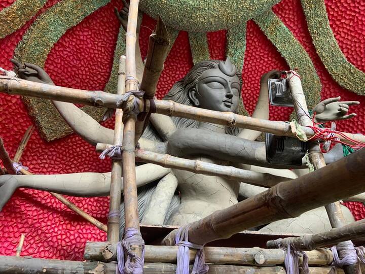 সঞ্চয়ন মিত্র, কলকাতা: দক্ষিণ কলকাতার ৬৪ পল্লী দুর্গোৎসব পুজো কমিটি প্রতিবছরই নজরকাড়া থিম নিয়ে আসে। এ বছরের থিম- 'সবচেয়ে দামি প্যান্ডেল'।