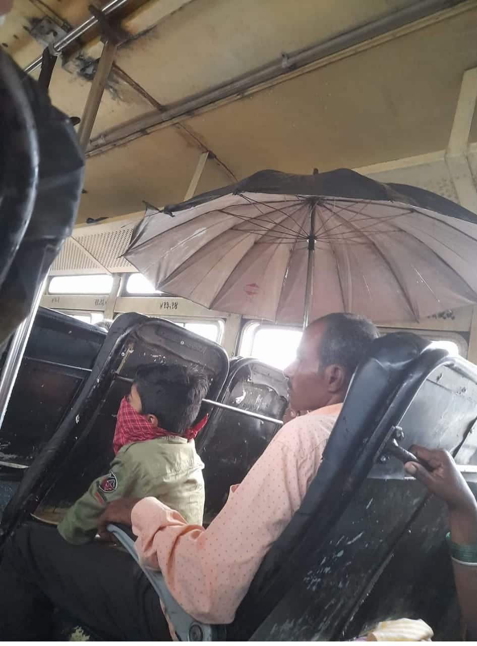 बसच्या टपावरुन गळणाऱ्या पाण्यात छत्रीचा आधार घेत प्रवास, फोटो समाज माध्यमांवर व्हायरल