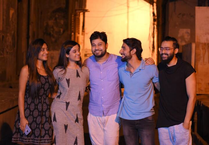 এই ছবির চারটি মুখ্য় চরিত্রে অভিনয় করেছেন সৌরভ দাস, দর্শনা বণিক, ঋষভ বসু ও সৃজনী মিত্র।