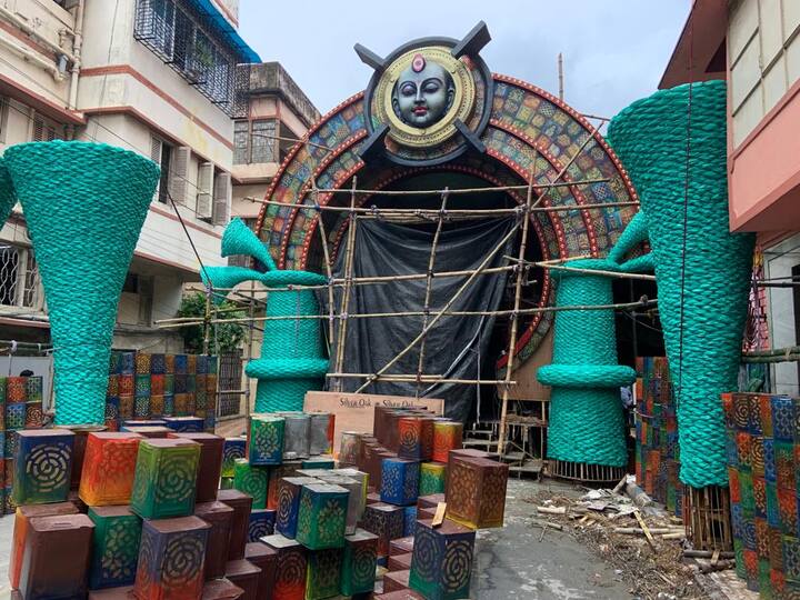 সবমিলিয়ে দেশজুড়ে যে দাম বৃদ্ধিতে নাকাল মানুষ সেই বার্তাই তুলে ধরছে ৬৪ পল্লি দুর্গোৎসব কমিটি