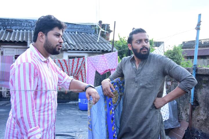 প্রসঙ্গত এই ছবিতে একেবারে আলাদা লুকে দেখা যাবে সৌরভ দাস ও দর্শনা বণিককে।