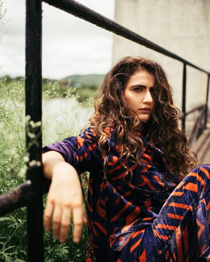 एक फोटोशूट के लिए, फातिमा ने बैंगनी और नारंगी रंग का प्रिंटेड ब्लेज़र और पैंट सेट चुना, जिसे ब्रांड निर्मोहा ने डिज़ाइन किया था. आपको भी एक्ट्रेस का ये अंदाज़ जरूर पसंद आएगा.