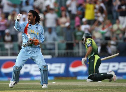 பரபரப்பான இறுதிப்போட்டியில், 5 ரன்கள் வித்தியாசத்தில் இந்திய அணி த்ரில் வெற்றி பெற்று கோப்பையை தட்டிச் சென்றது.