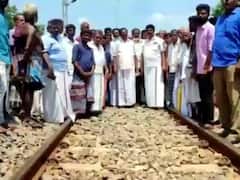 மயிலாடுதுறை: ரயில் மறியலில் ஈடுபட்ட திமுக எம்.பி - சுரங்கப்பாதை அமைக்க கோரிக்கை