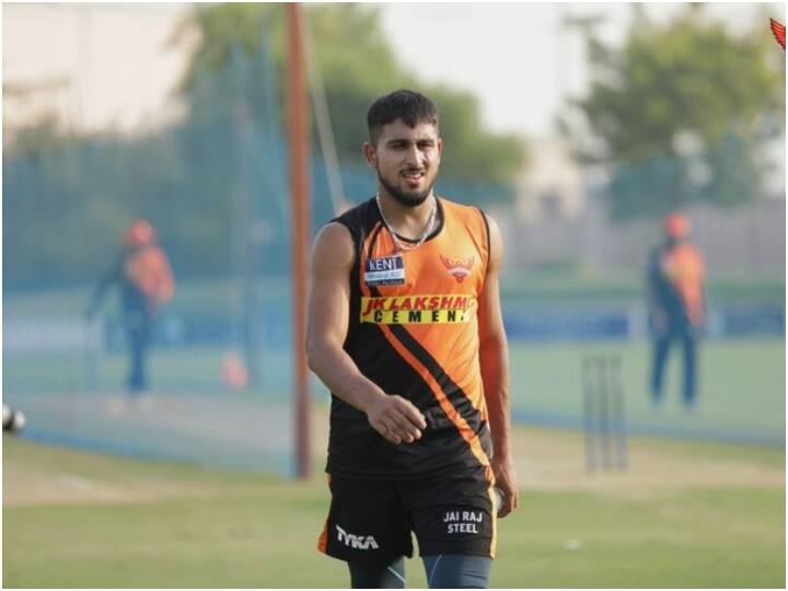IPL 2021: J&K fast bowler Umran Malik joined Sunrisers Hyderabad as a replacement for Corona infected T Natarajan IPL 2021: कोरोना संक्रमित टी नटराजन के रिप्लेसमेंट के तौर पर सनराइजर्स हैदराबाद से जुड़ा जम्मू कश्मीर का यह तेज़ गेंदबाज़