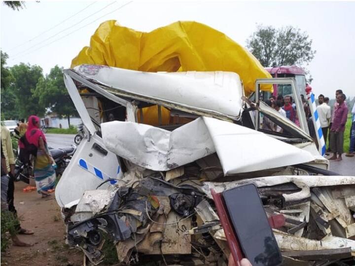 Sonbhadra News Roadways bus and pickup car collided head-on, pickup driver was in good condition ann Sonbhadra News: नशे की हालत में पिकअप चालक ने सामने से आ रही रोडवेज बस में मारी टक्कर, कई लोग घायल