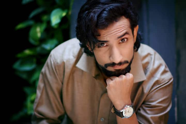 ছবিটি মূলত একটি প্রেমকাহিনী, যার পরতে পরতে রয়েছে নানান ধরণের টুইস্ট।