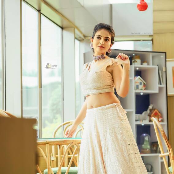 Ananya Nagalla Pics: అనన్య నాగళ్ల.. కుర్రాళ్లకు వేస్తోంది అందాల వల